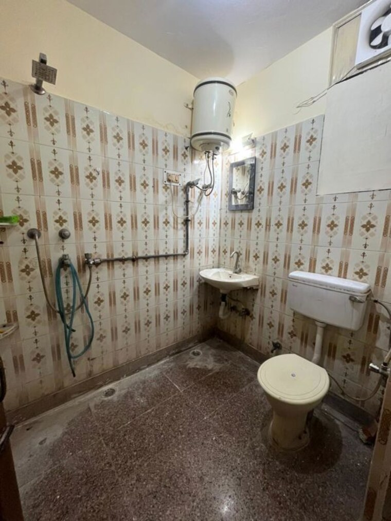 Bathroom, sheikh sarai 2 Bedroom 1300 Sq.Ft. Builder Floor In Sheikh Sarai Delhi 10541348