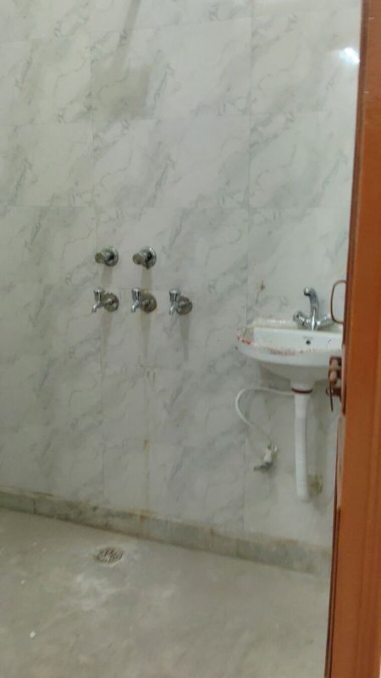Bathroom, spring field colony 2 Bedroom 100 Sq.Ft. Builder Floor In Spring Field Colony Faridabad 10541446