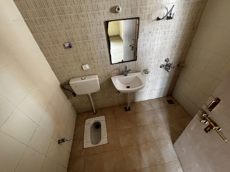 Bathroom, upavp-ganga-yamuna-and-hindon-enclave 2.5 Bedroom 1295 Sq.Ft. Apartment In Pratap Vihar Ghaziabad 10541439