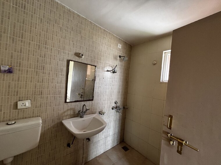 Bathroom, upavp-ganga-yamuna-and-hindon-enclave 2.5 Bedroom 1295 Sq.Ft. Apartment In Pratap Vihar Ghaziabad 10541439