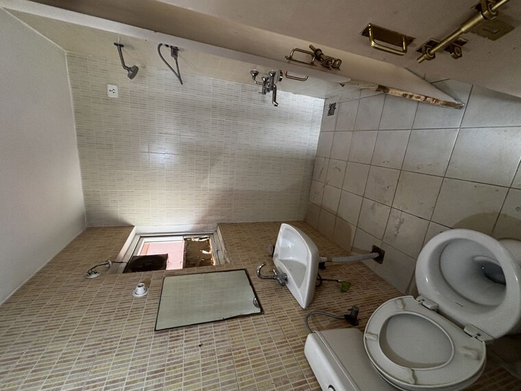 Bathroom, upavp-ganga-yamuna-and-hindon-enclave 2.5 Bedroom 1295 Sq.Ft. Apartment In Pratap Vihar Ghaziabad 10541439