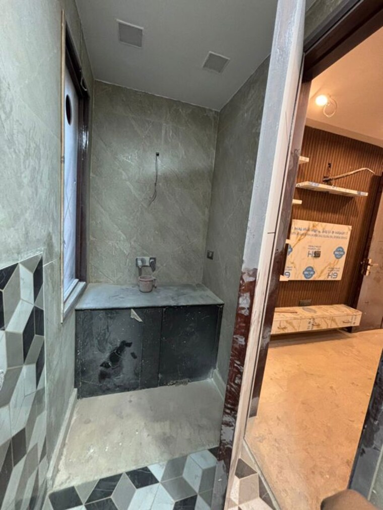 Bathroom, rohini sector 15 5 Bedroom 1200 Sq.Ft. Builder Floor In Rohini Sector 15 Delhi 10541568