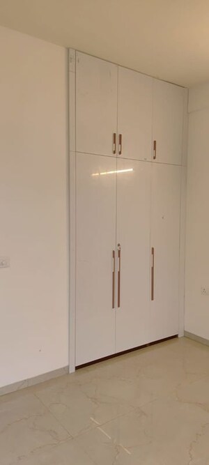 Room in 2.5 BHK Apartment at Smart World Orchard, Sector 61 – for Rent