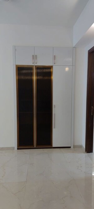 Room in 2.5 BHK Apartment at Smart World Orchard, Sector 61 – for Rent