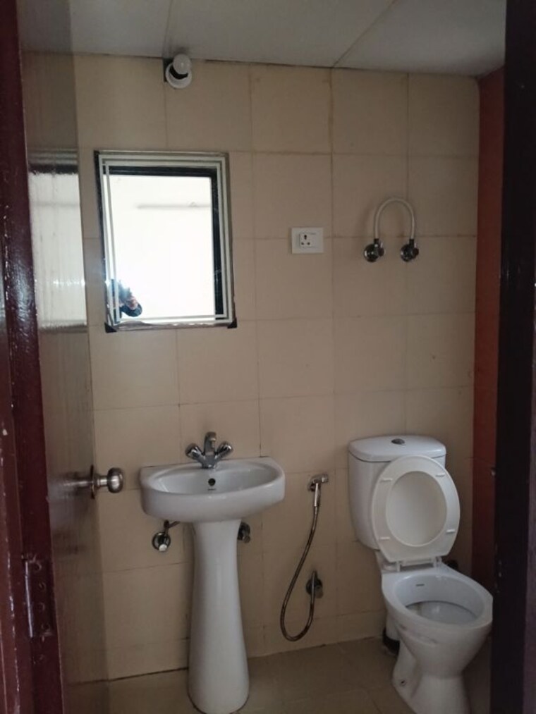 Bathroom, mahagun-my-woods 3 Bedroom 1520 Sq.Ft. Apartment In Sector 16c Greater Noida Greater Noida 10541712