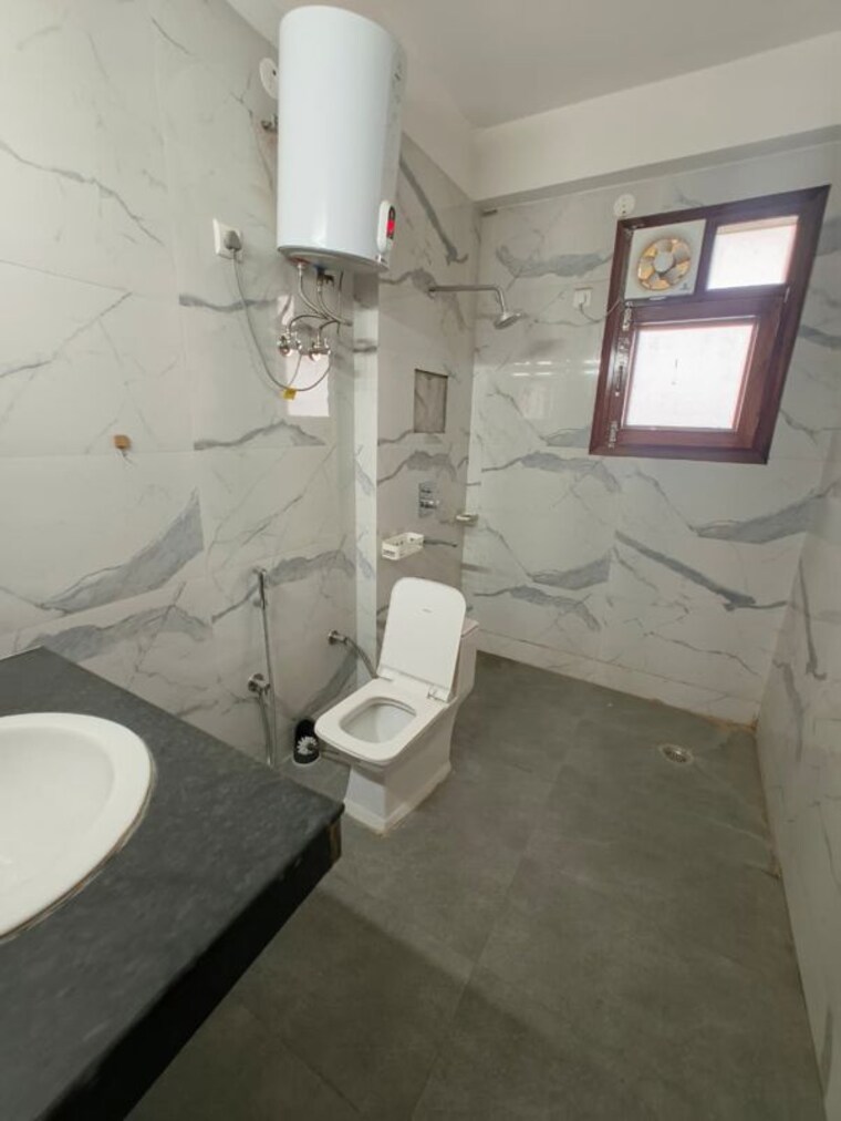 Bathroom, sector 23a 3 Bedroom 1800 Sq.Ft. Builder Floor In Sector 23a Gurgaon 10541755