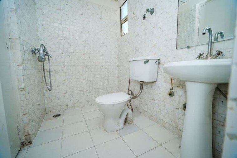 Bathroom, gaur-city-5th-avenue 2.5 Bedroom 1175 Sq.Ft. Apartment In Sector 4 Greater Noida Greater Noida 10541816