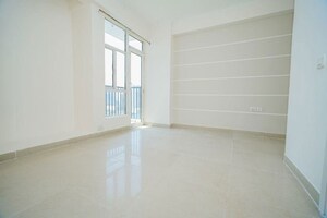 Room in 2.5 BHK Apartment at Gaur City 5th Avenue, Sector 4 Greater Noida – for Sale