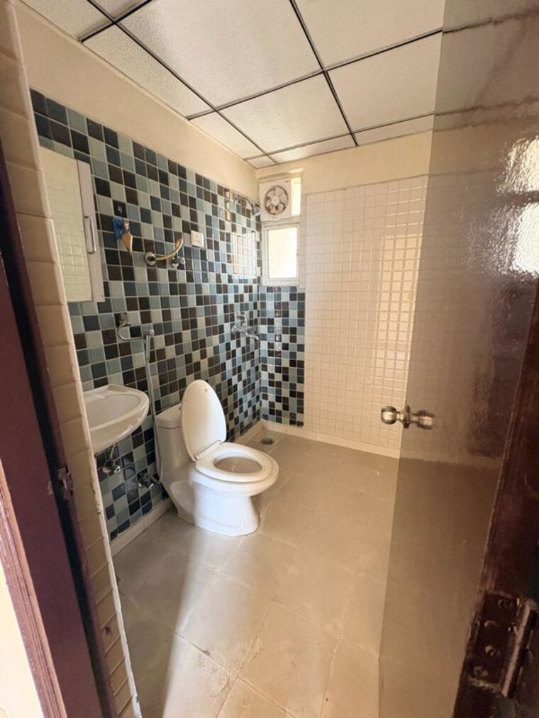 Bathroom, divyansh-flora 3 Bedroom 1545 Sq.Ft. Apartment In Sector 16c Greater Noida Greater Noida 10541849