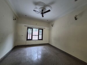 Room in 3 BHK Builder Floor at Sector 45 – for Rent
