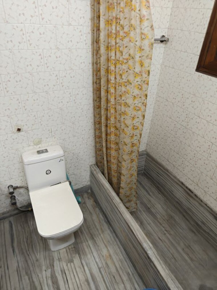 Bathroom, mahendru enclave 3 Bedroom 4800 Sq.Ft. Builder Floor In Mahendru Enclave Delhi 10541897