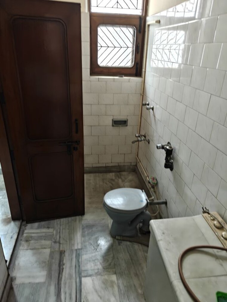 Bathroom, mahendru enclave 3 Bedroom 4800 Sq.Ft. Builder Floor In Mahendru Enclave Delhi 10541897