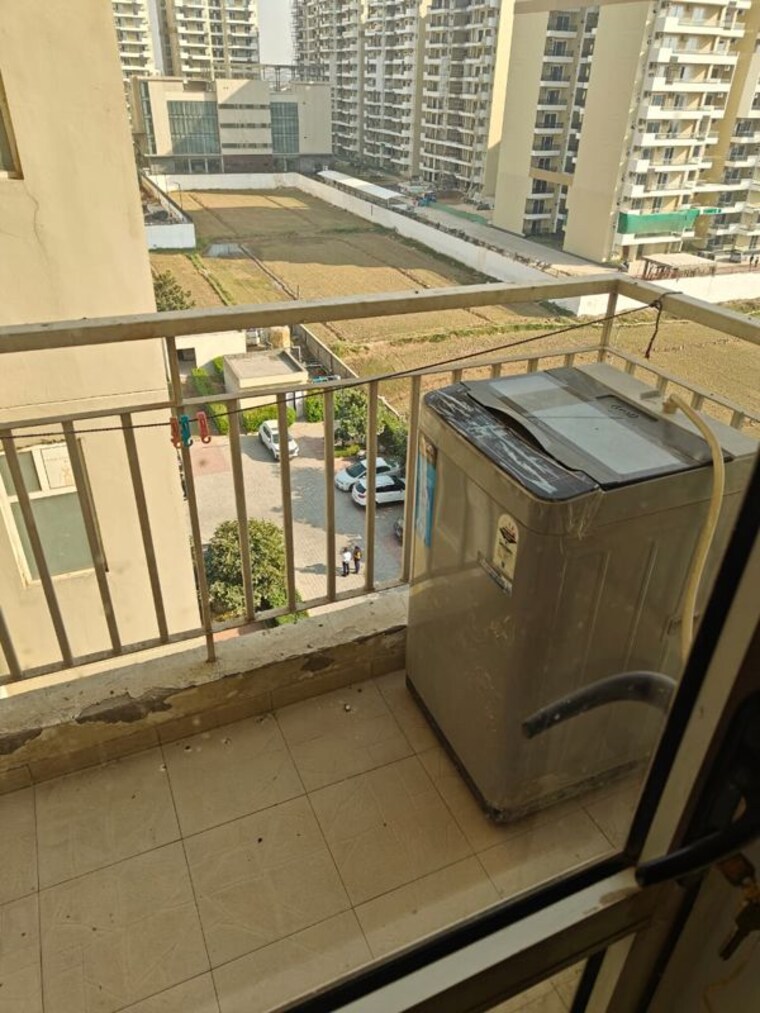Balcony, vip road 3 Bedroom 1340 Sq.Ft. Apartment In Vip Road Zirakpur 10541940