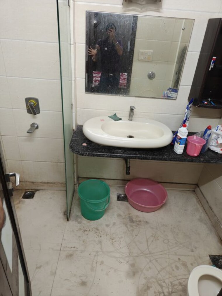 Bathroom, ashok vihar 3 Bedroom 1800 Sq.Ft. Builder Floor In Ashok Vihar Delhi 10541948