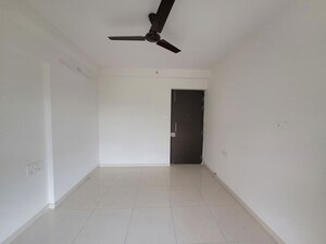 Room in 1.5 BHK Apartment at Godrej Emerald, Ghodbunder Road – for Rent