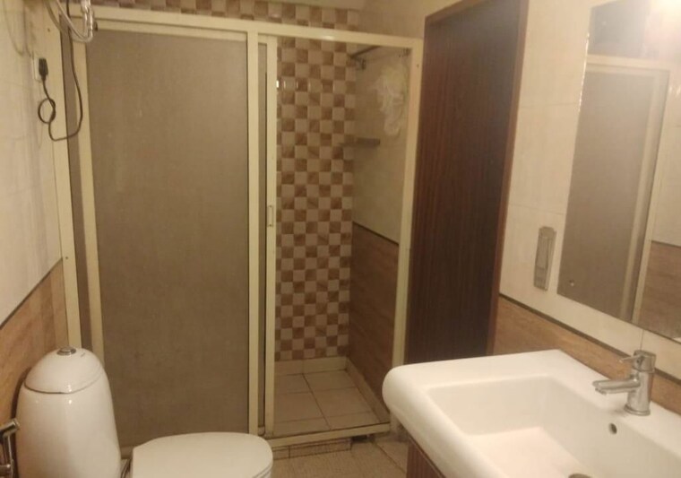 Bathroom, greater kailash i 3 Bedroom 1800 Sq.Ft. Builder Floor In Greater Kailash I Delhi 10542094