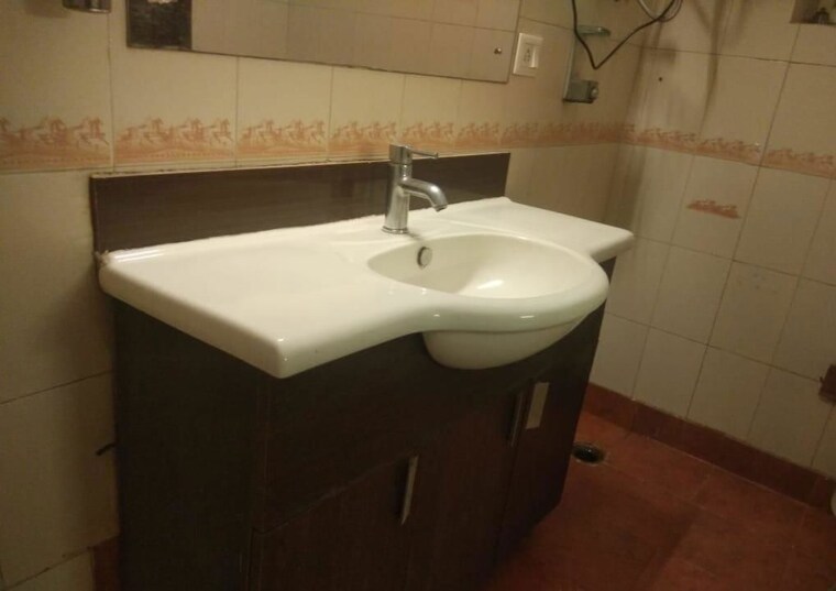Bathroom, greater kailash i 3 Bedroom 1800 Sq.Ft. Builder Floor In Greater Kailash I Delhi 10542094