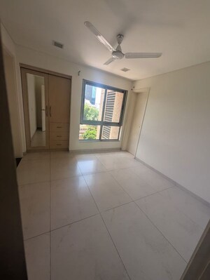 Room in 4 BHK Apartment at Kharadi – for Rent
