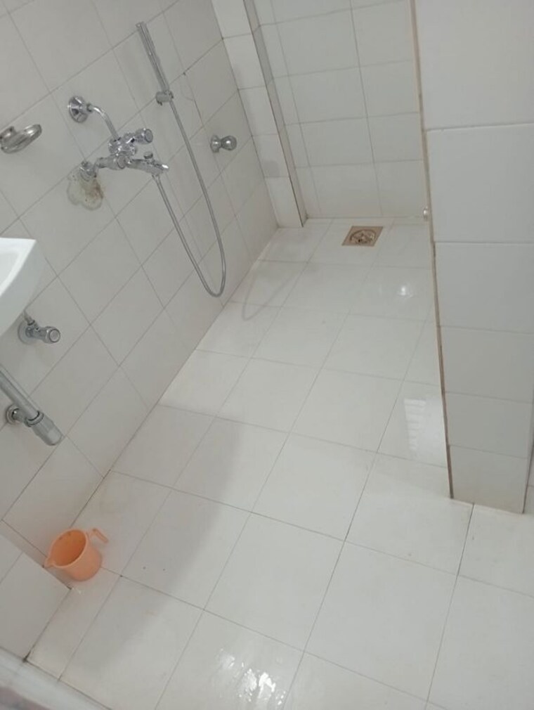 Bathroom, bandra west 2 Bedroom 500 Sq.Ft. Apartment In Bandra West Mumbai 10542161