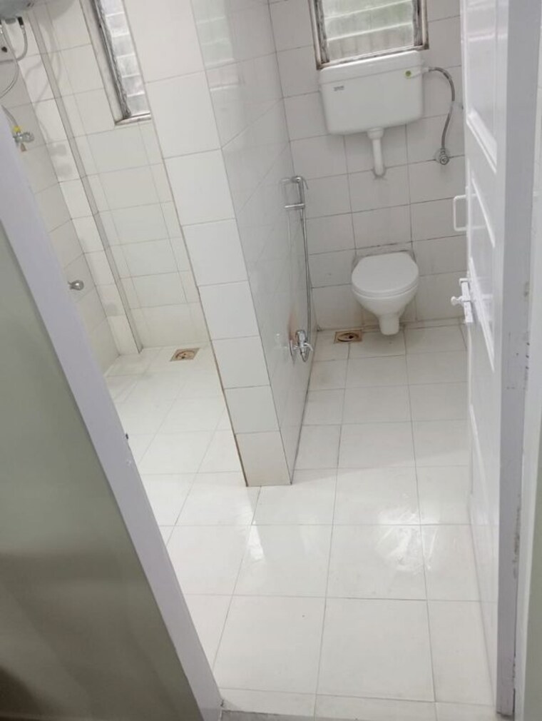 Bathroom, bandra west 2 Bedroom 500 Sq.Ft. Apartment In Bandra West Mumbai 10542161