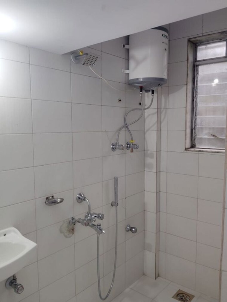 Bathroom, bandra west 2 Bedroom 500 Sq.Ft. Apartment In Bandra West Mumbai 10542161