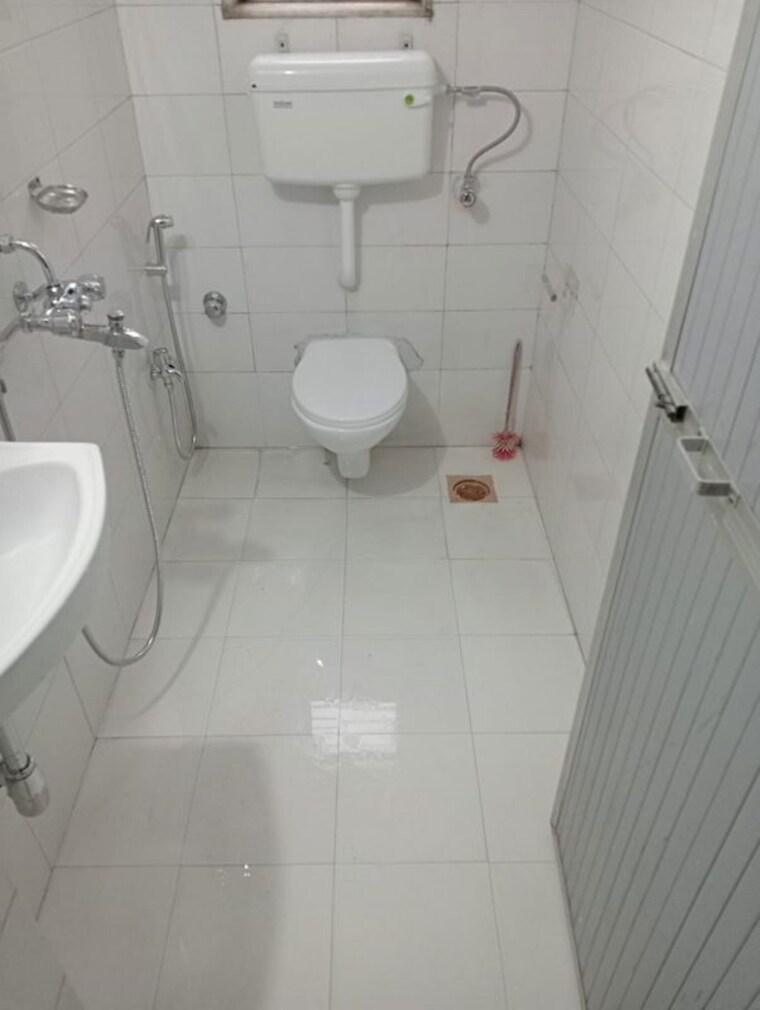 Bathroom, bandra west 2 Bedroom 500 Sq.Ft. Apartment In Bandra West Mumbai 10542161