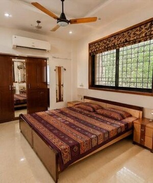 Bedroom in 2 BHK Apartment at Khar West – for Rent