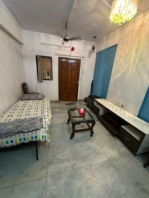 Living Room in 1.5 BHK Apartment at Chembur – for Rent