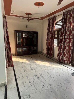 Parking in 3 BHK Builder Floor at Sector 21 – for Rent