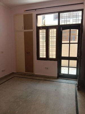 Room in 3 BHK Builder Floor at Sector 21 – for Rent