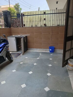 Parking in 3 BHK Builder Floor at Sector 21 – for Rent