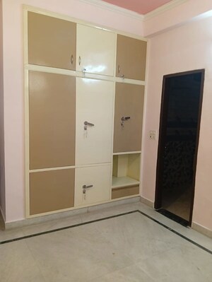 Room in 3 BHK Builder Floor at Sector 21 – for Rent
