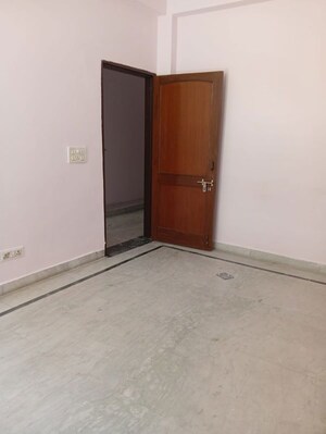 Room in 3 BHK Builder Floor at Sector 21 – for Rent