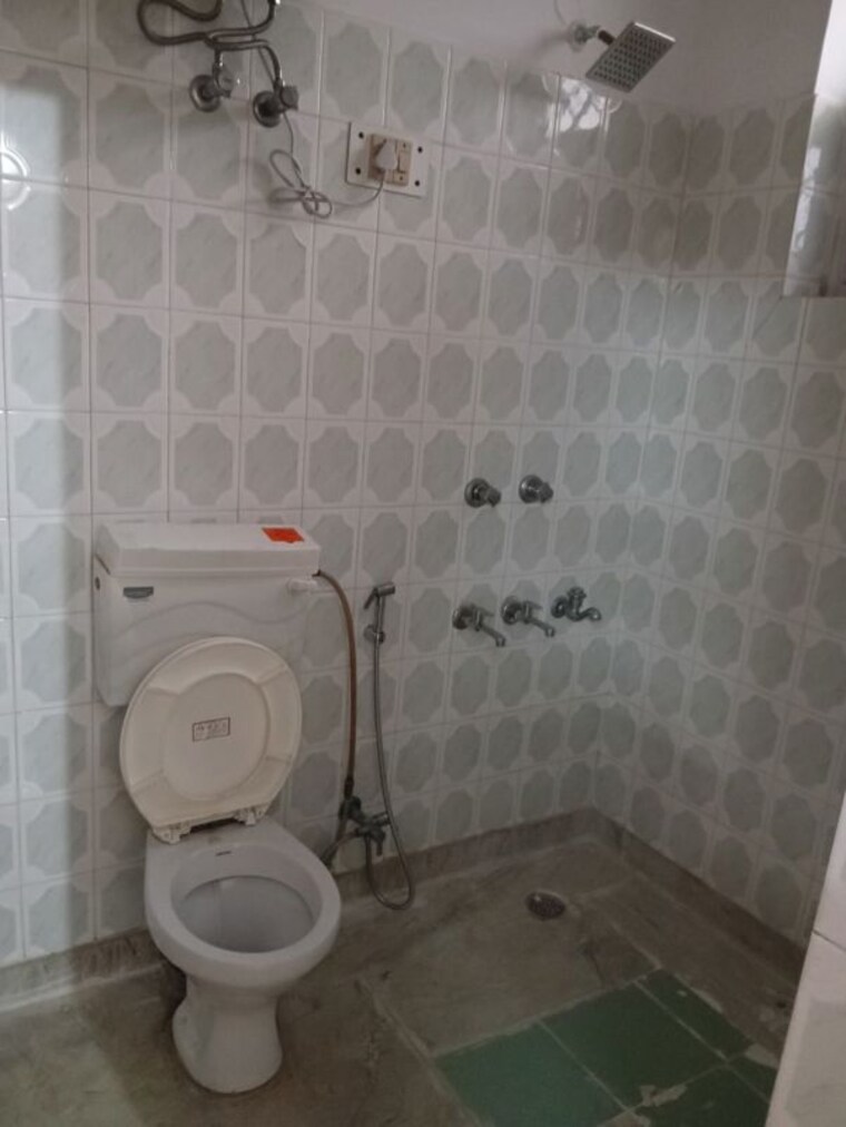 Bathroom, sector 23 3 Bedroom 3060 Sq.Ft. Builder Floor In Sector 23 Gurgaon 10542280