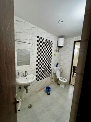 Bathroom in 1 BHK Builder Floor at Sector 21 – for Rent
