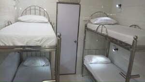 Room in  Pg at Bandra West – for Rent