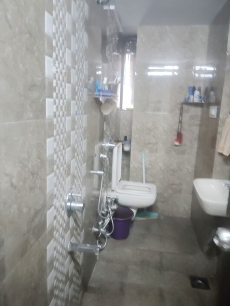 Bathroom, khar west 2 Bedroom 700 Sq.Ft. Apartment In Khar West Mumbai 10542408
