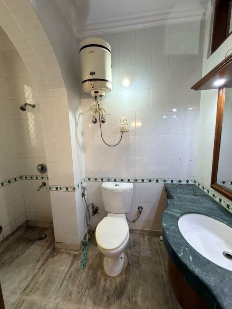 Bathroom, dlf-queens-court 2 Bedroom 1500 Sq.Ft. Apartment In Greater Kailash ii Delhi 10542407