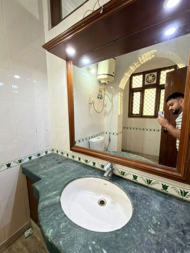 Bathroom, dlf-queens-court 2 Bedroom 1500 Sq.Ft. Apartment In Greater Kailash ii Delhi 10542407