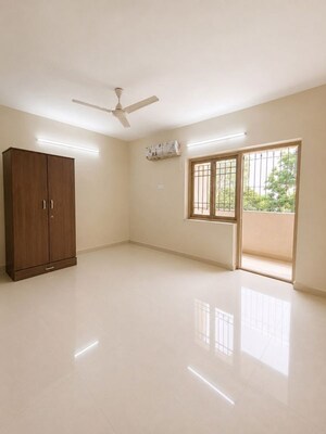 Room in 2 BHK Apartment at Santacruz West – for Rent