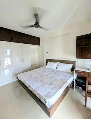 Bedroom in 3 BHK Apartment at Tridev Shopping Mall, Mulund West – for Rent