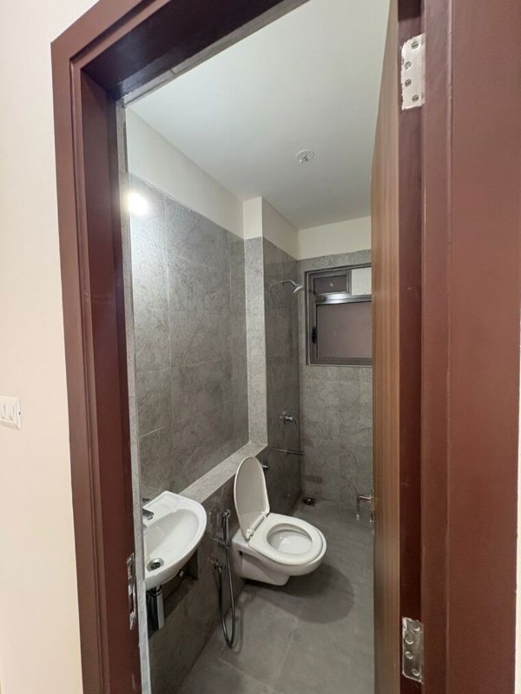 Bathroom, sheth-auris-bliss 2 Bedroom 619 Sq.Ft. Apartment In Malad West Mumbai 10541672