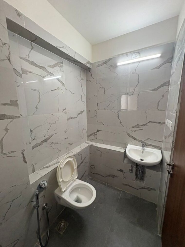 Bathroom, sheth-auris-bliss 2 Bedroom 619 Sq.Ft. Apartment In Malad West Mumbai 10541672