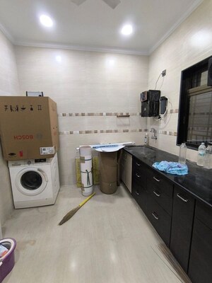 Room in 1 BHK Apartment at Khar West – for Rent