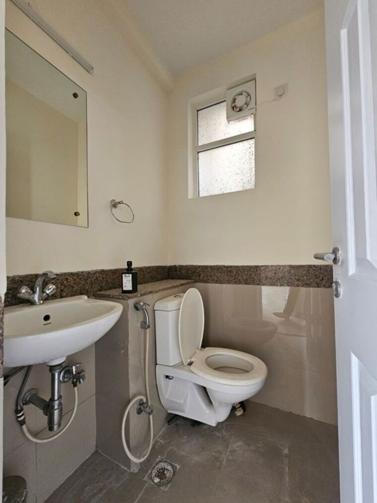 Bathroom, emaar-emerald-floors 4 Bedroom 1975 Sq.Ft. Apartment In Sector 65 Gurgaon 10542612