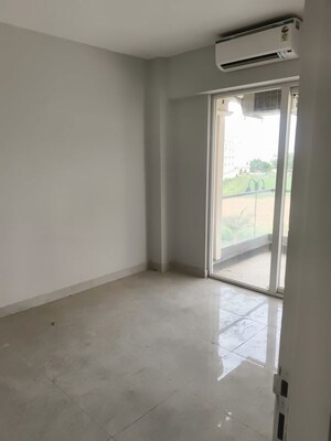 Room in 3 BHK Apartment at Signature Global City, Sector 37d – for Rent