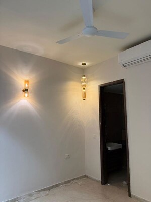Room in 2.5 BHK Builder Floor at Smart World Orchard, Sector 61 – for Rent