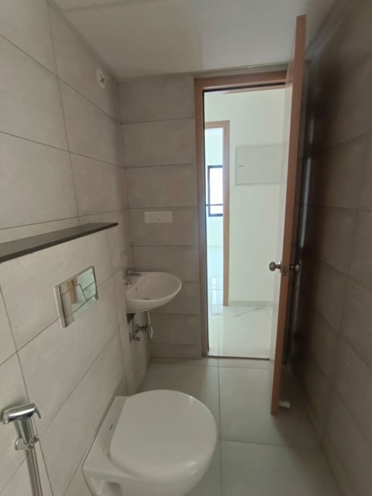 Bathroom, mahindra-nestalgia 2 Bedroom 1000 Sq.Ft. Apartment In Pimpri Pune 10542799