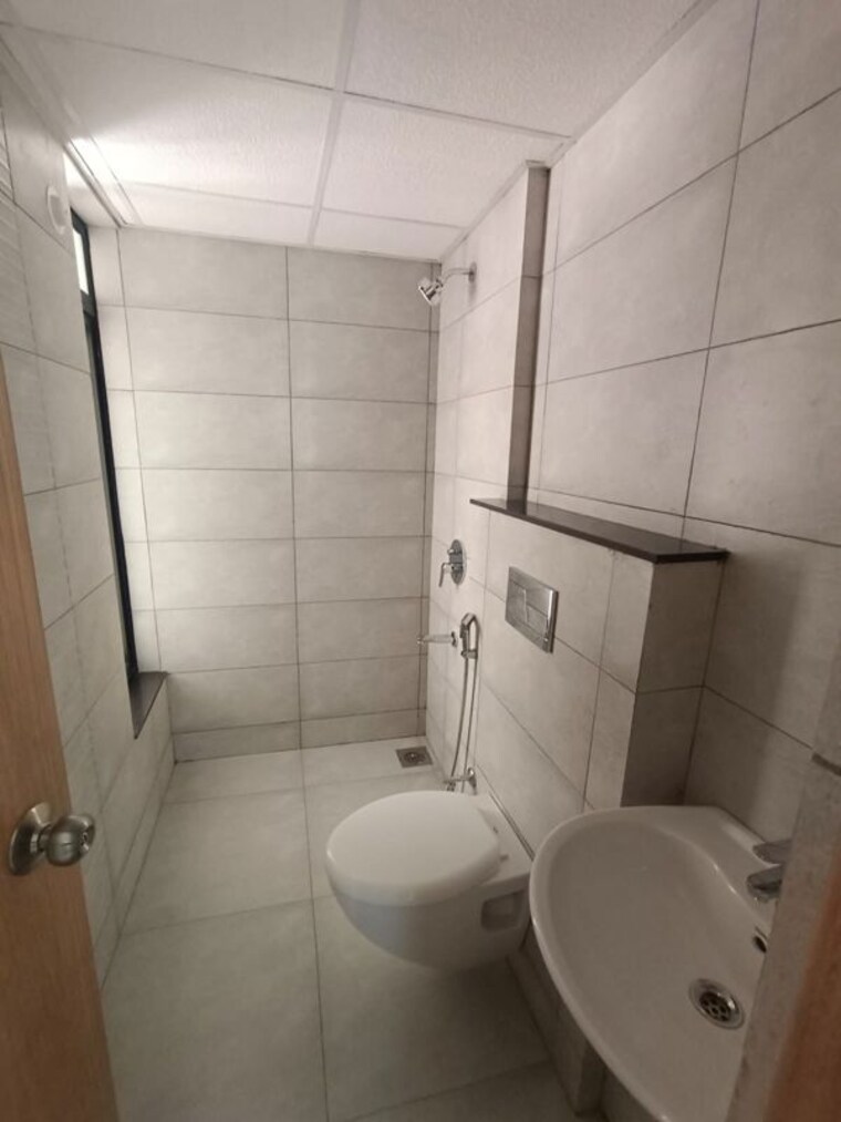 Bathroom, mahindra-nestalgia 2 Bedroom 1000 Sq.Ft. Apartment In Pimpri Pune 10542799