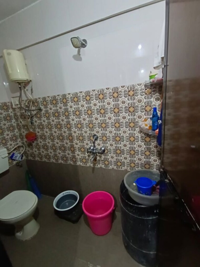 Bathroom, kute-vrundavan-society 2 Bedroom 1000 Sq.Ft. Apartment In Akurdi Pune 10542840